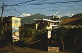 47_Pokhara, straatbeeld met uitzicht op Annapurna en Machapuchare
